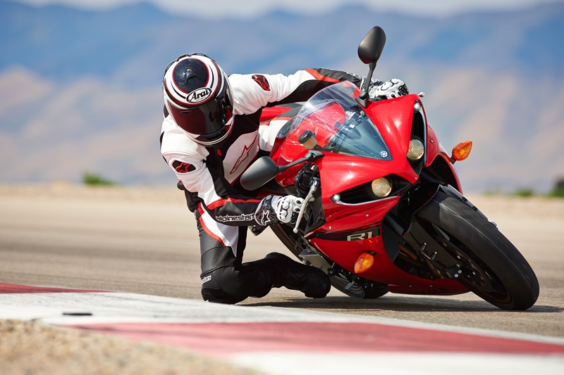 Yamaha r1 Wheelie